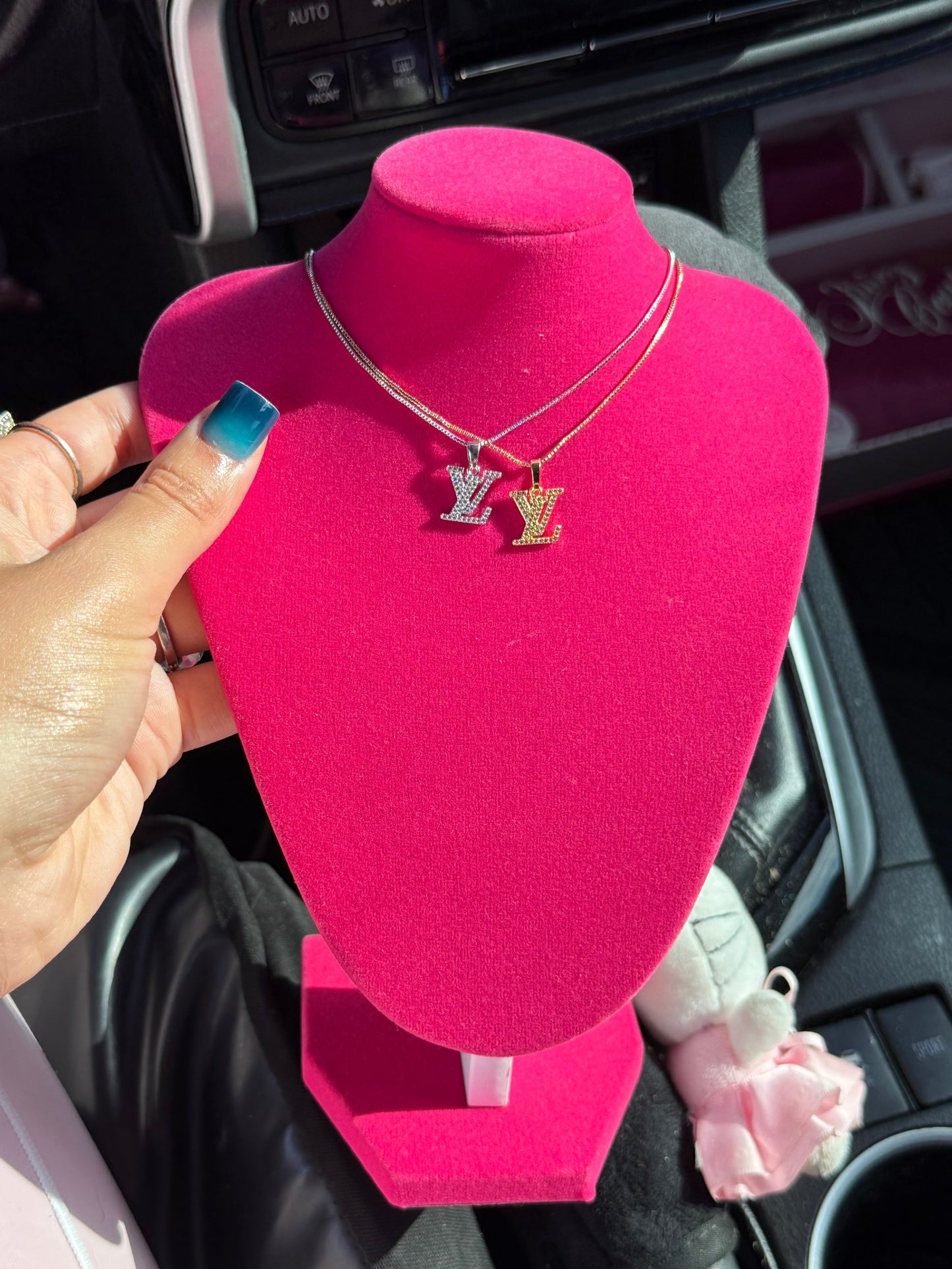 DAINTY LV NECKLACE