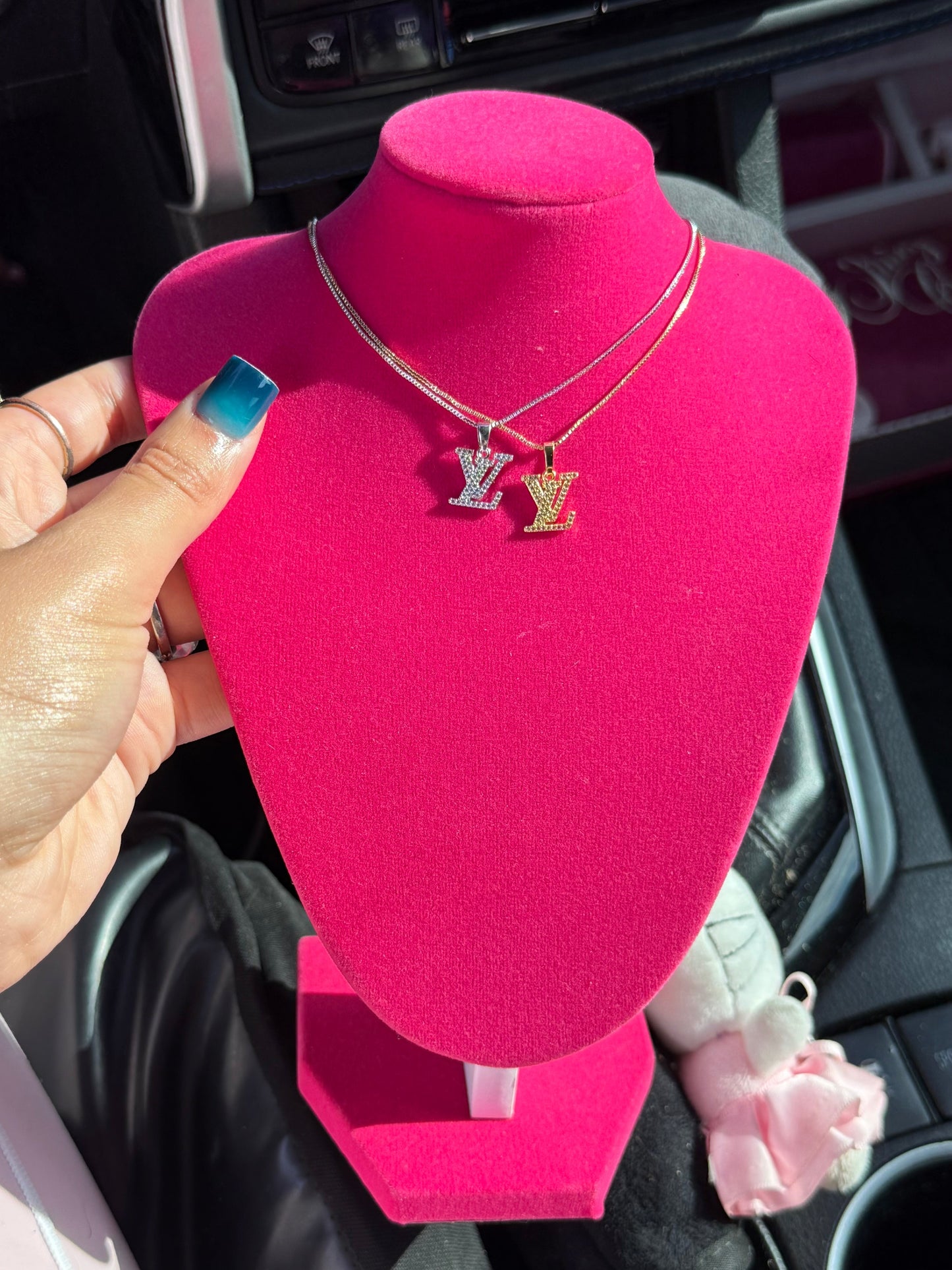 DAINTY LV NECKLACE